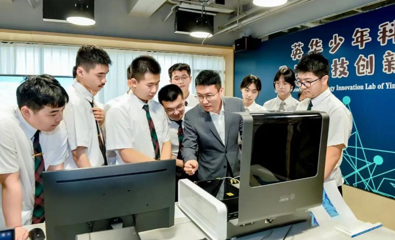 Teachers used CIQTEK Diamond Quantum Computer for Education to give lessons to students-1