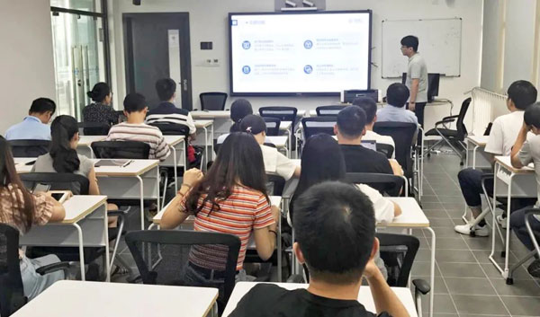 Quantum Computing Experiment Course at QuArtist Center, Shanghai University