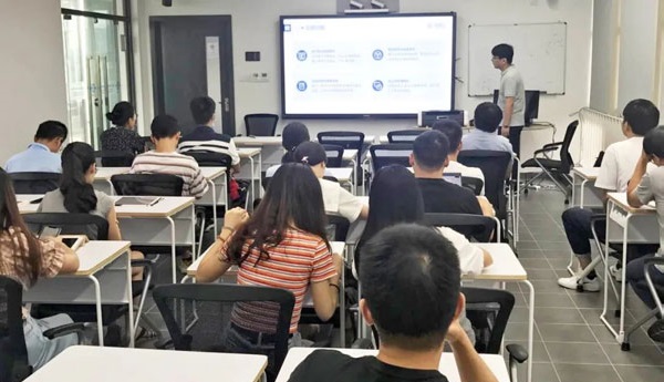 Quantum Computing Lab Course in QuArtist Center, Shanghai, China